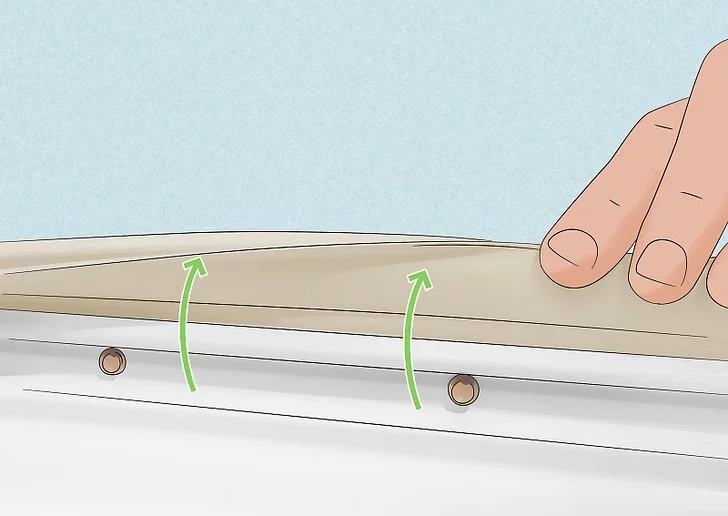 لبه لاستیک درب را بلند کنید تا نگهدارنده فلزی را بررسی کنید.