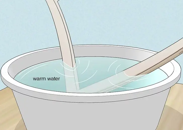 قسمت های پیچ خورده واشر یخچال را در آب گرم خیس کنید.