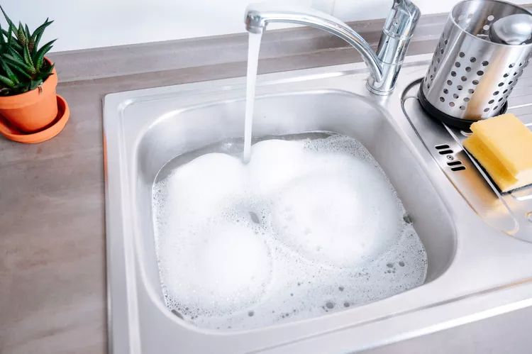 آب داغ و مایع ظرفشویی را مخلوط کنید