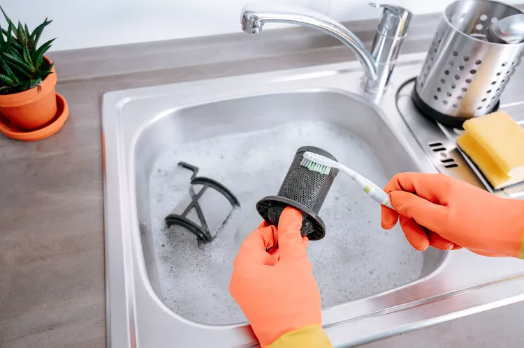 فیلتر ماشین ظرفشویی را خیس کنید و تمیز کنید