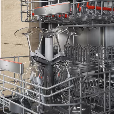 لیوان های شییشه ای را برای شست و شوی بهتر در یک نگهدارنده قرار دهید